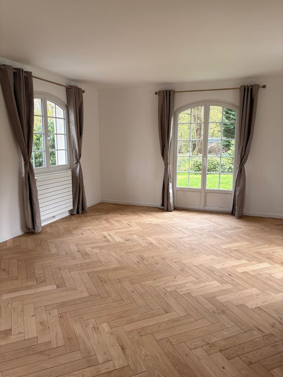 Parquet bâton rompu en chêne posé dans un séjour